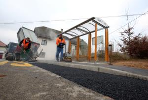 ASFALTIRANJE AVTOBUSNEGA POSTAJALIŠČA SVETI VID 04 FOTO LJUBO VUKELIČ